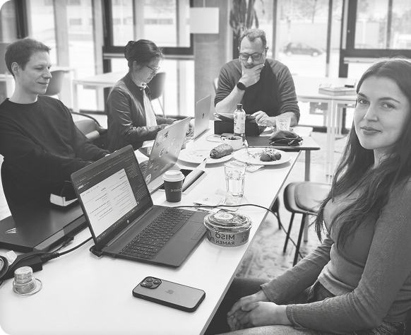 Teilnehmer:innen bauen ihre persönlichen Websites beim Workshop in Wien